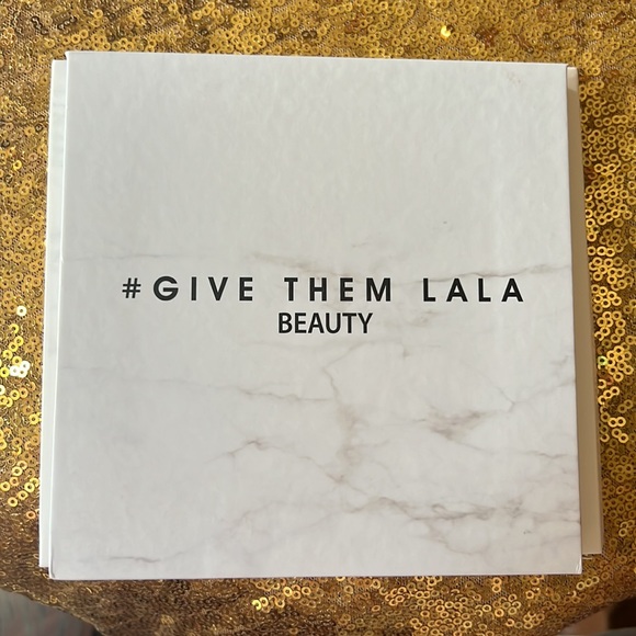 Give them Lala eyeshadow NIB - Picture 3 of 3